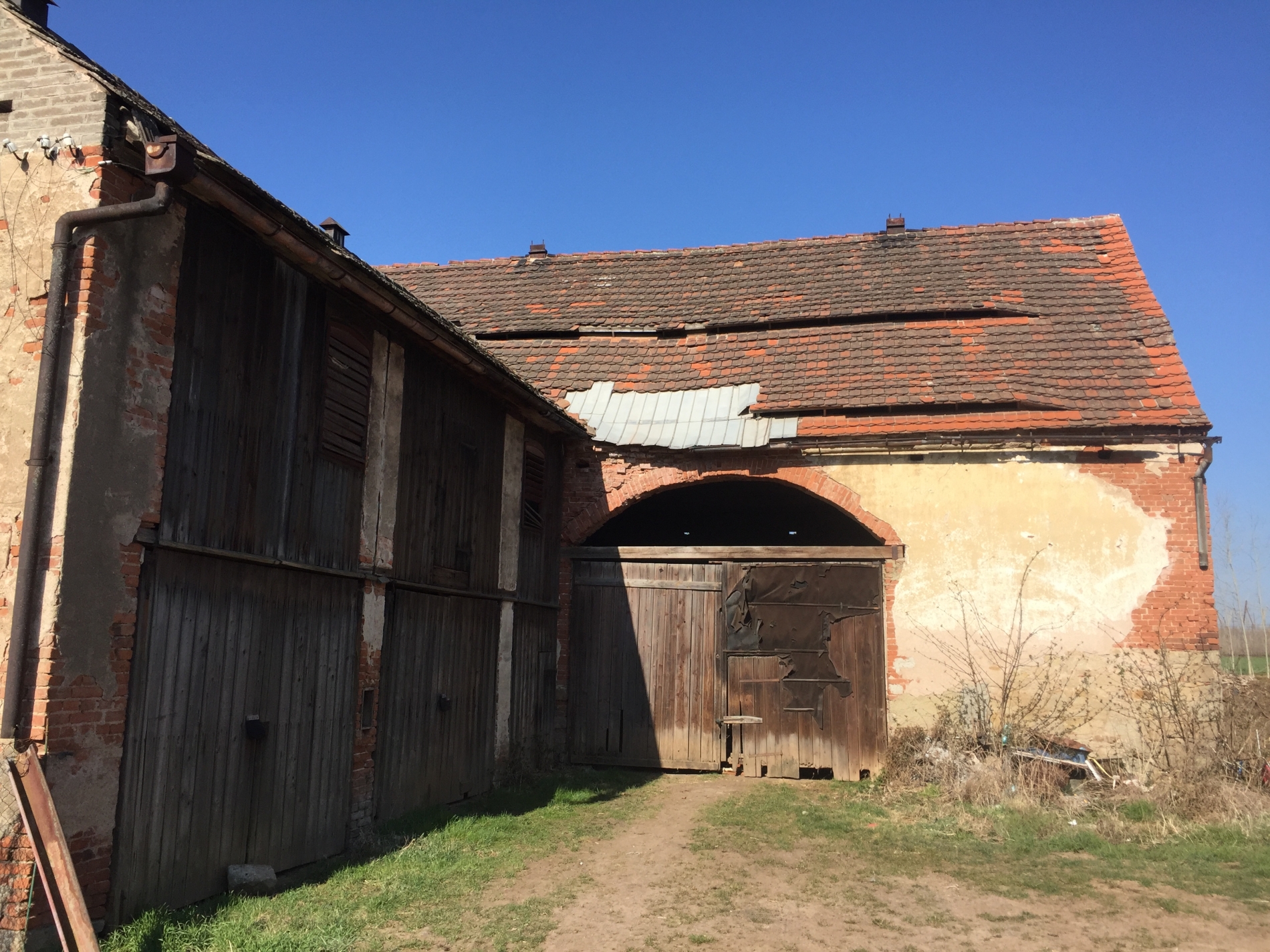 Pozemek se zemědělskou stavbou Hořesedly- podíl 20/840