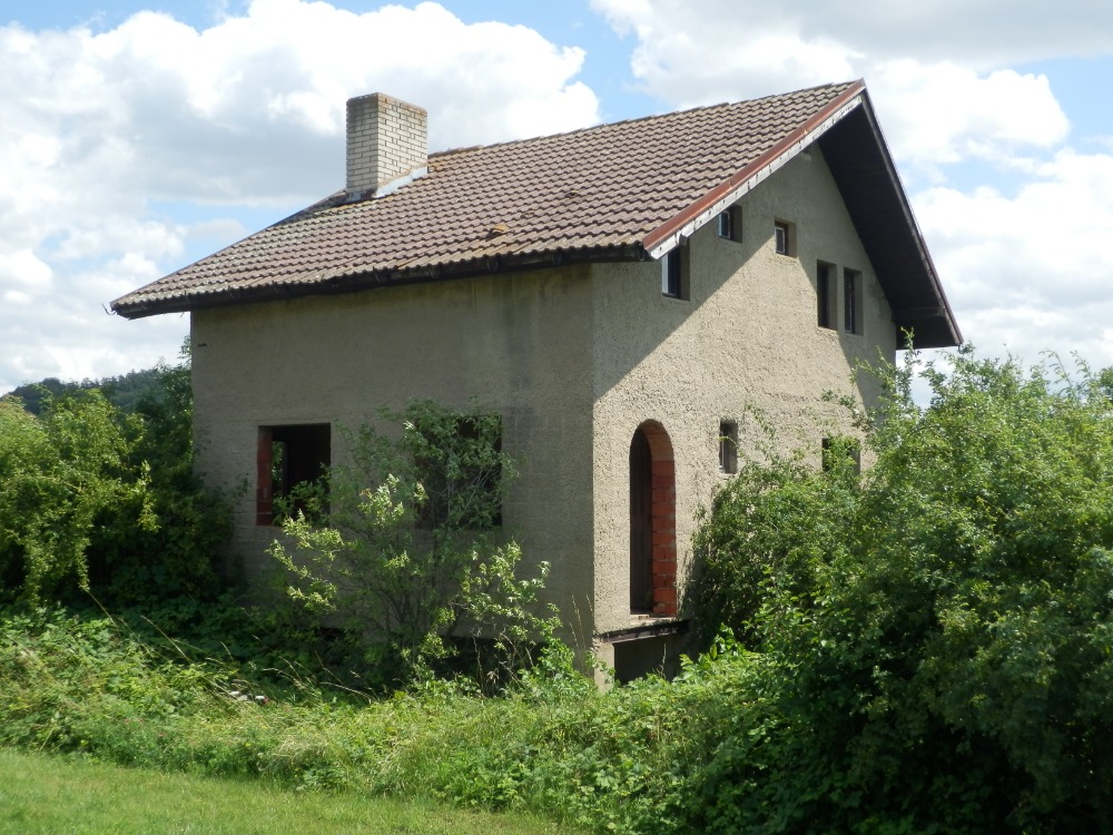 Budova a pozemky Pnětluky u Podsedic