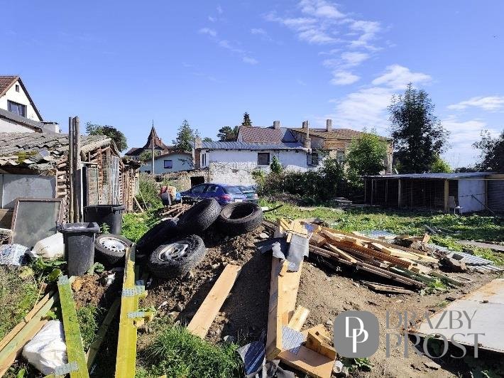 Podíl 1/2 na pozemcích a stavbě